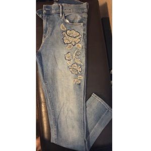 Express detailed flower jeans